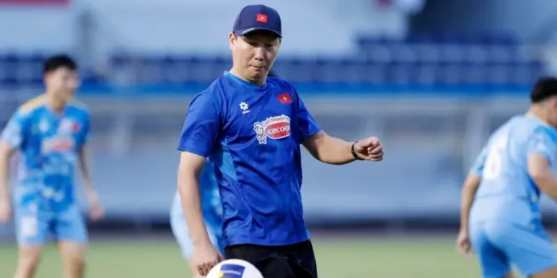 HLV Kim Sang-sik triệu tập đủ cầu thủ