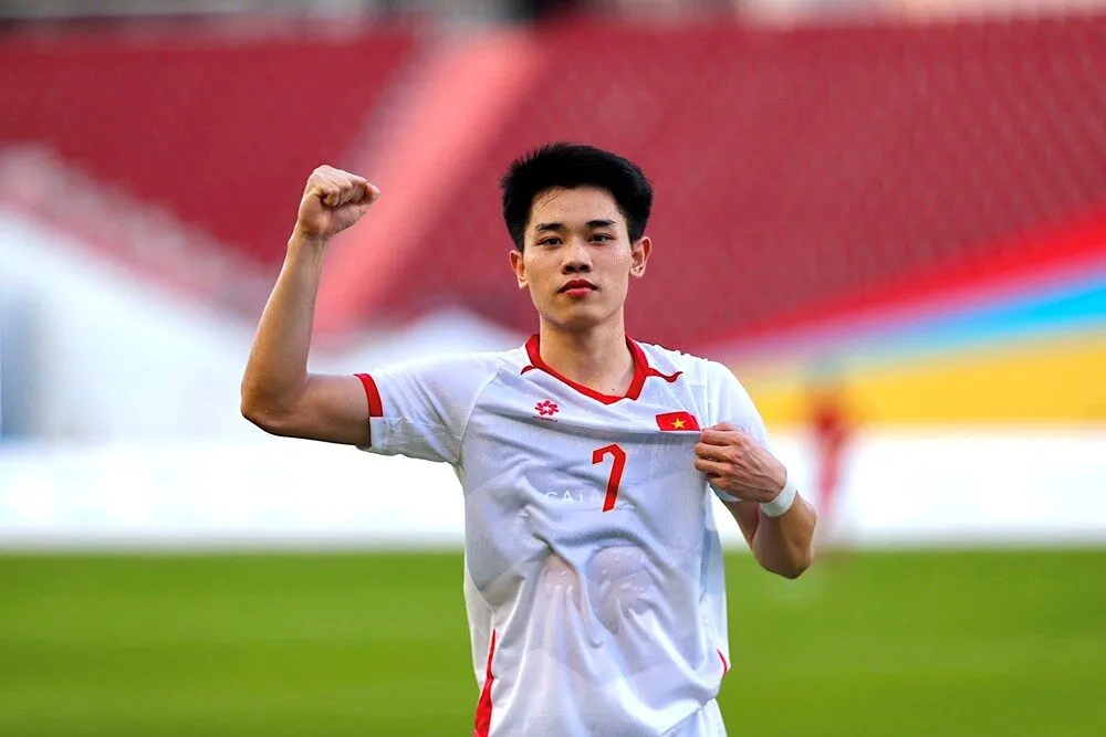 Đình Bắc nhận giải Cầu thủ xuất sắc nhất